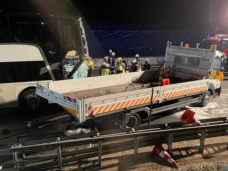 Auf einen  Anhänger  fuhr der BUs auf.