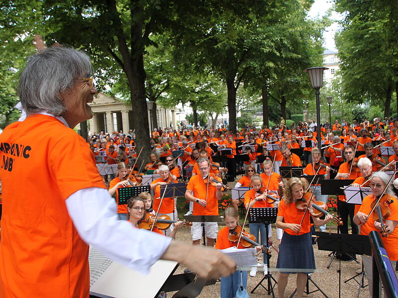 Schon bei der Generalprobe hat Dirigent Kent Nagano die 600 Teilnehmerinnen und Teilnehmer von sich &uuml;berzeugt.