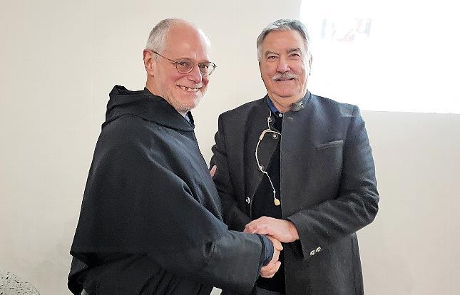 Pfarrer P. Markus Reis (links) dankte Paul Ziegler für seinen Vortrag zur Kirchenrenovierung. Pfarrer P. Markus Reis (links) dankte Paul Ziegler für seinen Vortrag zur Kirchenrenovierung.