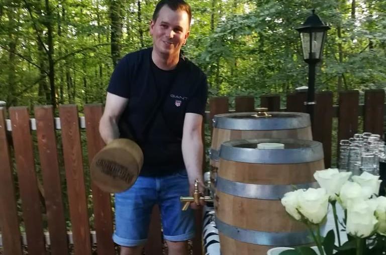 10. September 2021: Steffen Ramer zapft sein Geburtstags-Fässchen an. Der Ex-Geschäftsführer des HSC 2000 Coburg feierte seinen 30. Geburtstag von 2020 nach.
