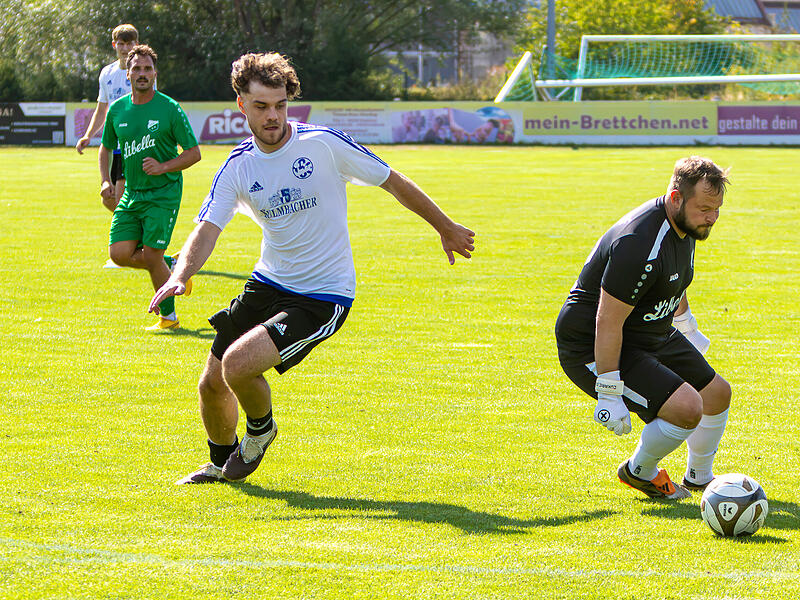 Der Mainleuser Torj&auml;ger Kevin Schott umspielt den Donndorfer Keeper Dejan Cukaric und erzielt das 4:0 f&uuml;r die Gastgeber.
