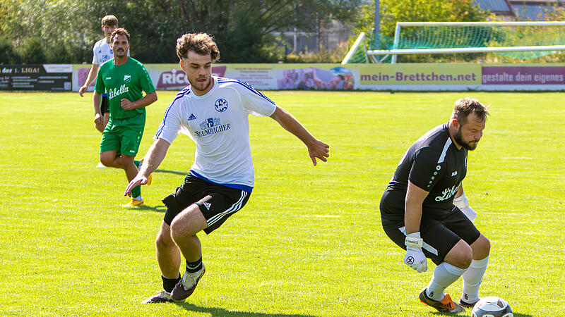 Der Mainleuser Torj&auml;ger Kevin Schott umspielt den Donndorfer Keeper Dejan Cukaric und erzielt das 4:0 f&uuml;r die Gastgeber.