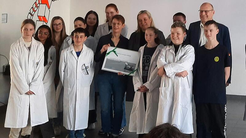 Sch&uuml;ler der MKS, Barbara Brenner (Konrektorin), Viola Keil (NuT Lehrerin) und Herr Schuster (Schaeffler AG) mit der Urkunde.