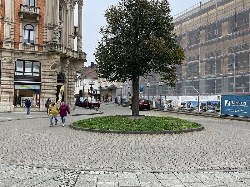 Die Stadt Bad Kissingen will die Straßen rund um das neue Sonnenhof Hotel sanieren, im Bild zu sehen das Rondell in der Straße „Am Kurgarten“ mit dem Hotelneubau rechts.