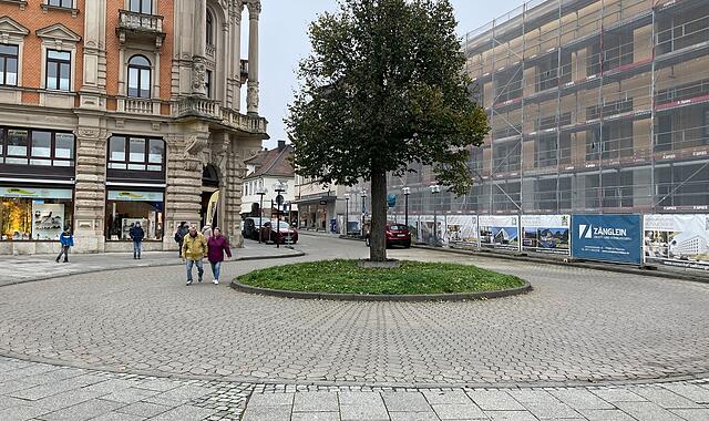 Die Stadt Bad Kissingen will die Straßen rund um das neue Sonnenhof Hotel sanieren, im Bild zu sehen das Rondell in der Straße „Am Kurgarten“ mit dem Hotelneubau rechts. Die Stadt Bad Kissingen will die Straßen rund um das neue Sonnenhof Hotel sanieren, im Bild zu sehen das Rondell in der Straße „Am Kurgarten“ mit dem Hotelneubau rechts.