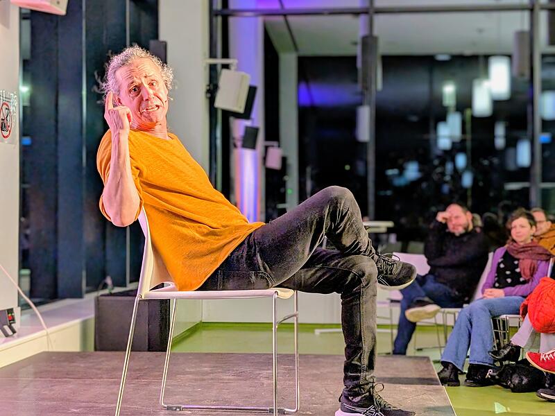 Pr&auml;mierter Kabarettist Philipp Weber im Arnold-Gymnasium in Neustadt bei Coburg