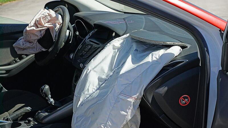 Auffahrunfall in Coburg: 35-Jährige schrottet Auto - und verletzt sich Auffahrunfall in Coburg: 35-Jährige schrottet Auto - und verletzt sich