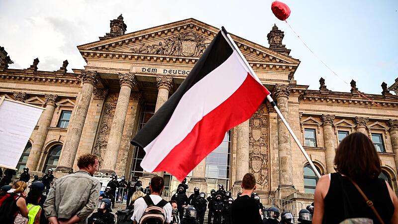 Der Schock nach der Reichsbürger-Razzia  sitzt tief, auch im Landkreis Forchheim hatte es ja eine Festnahme gegeben.  Immer wieder sind Reichsbürger auch auf Querdenker-Demos dabei (wie auf dem Foto Ende 2021 in Berlin).Forchheim & Fränkische Schweiz