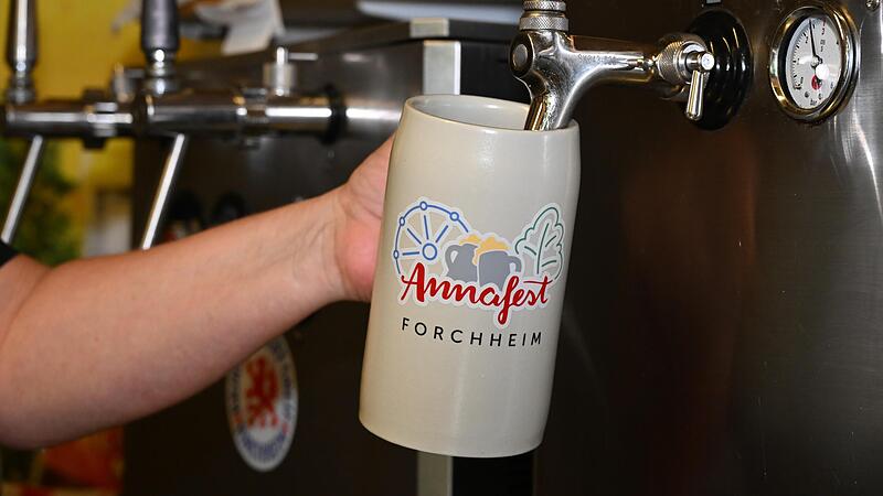 Ein Krug mit dem Annafest-Logo wird gef&uuml;llt. Der Bierpreis ist gestiegen, bleibt aber unter einer &bdquo;magischen Grenze&ldquo;.Forchheim & Fr&auml;nkische Schweiz
