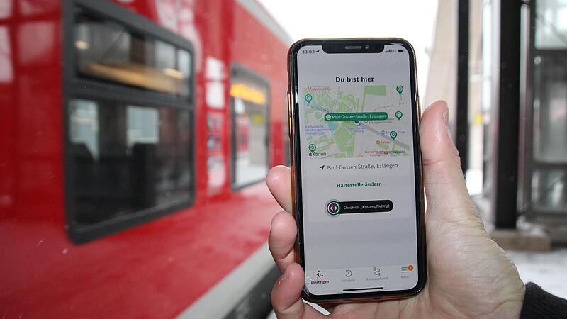 Die App Egon erkennt alle Haltestellen des VGN selbst. In diesem Fall die Paul-Gossen-Stra&szlig;e in Erlangen. Nach dem &bdquo;Check-In&ldquo; des Nutzers werden Umstiege und Endziel automatisch aufgezeichnet.