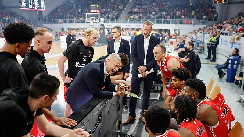 Baskets-Trainer Oren Amiel bespricht sich in einer Auszeit mit seinem Team. Der Israeli muss weiter an der Abwehrarbeit seiner Mannschaft feilen, wenn es in der Tabelle nach oben gehen soll.