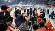 Baskets-Trainer Oren Amiel bespricht sich in einer Auszeit mit seinem Team. Der Israeli muss weiter an der Abwehrarbeit seiner Mannschaft feilen, wenn es in der Tabelle nach oben gehen soll.