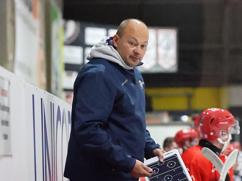 Konnte nur mit den ersten beiden Dritteln bei der 4:6-Niederlage seiner Mannschaft gegen die EG Diez-Limburg zufrieden sein: Milan Mazanec, Trainer der Haßfurter Hawks. Da führte der Landesligist bis zur 51. Spielminute noch mit 4:1.