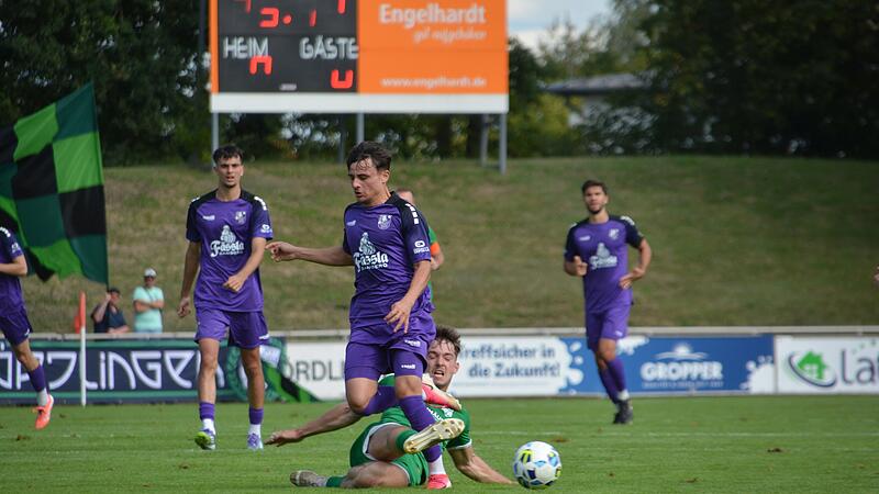 Der FC Eintracht Bamberg (lila Trikots) gewann knapp beim TSV N&ouml;rdlingen.