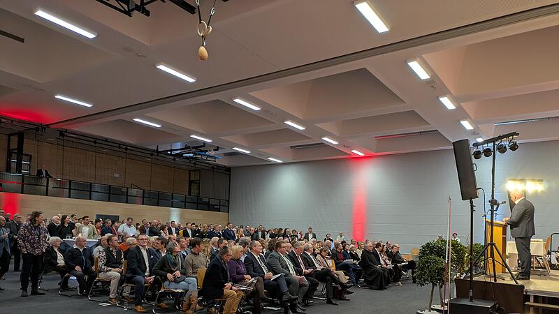 Zum Neujahrsempfang der Stadt waren viele in die Mehrzweckhalle in Münnerstadt gekommen,