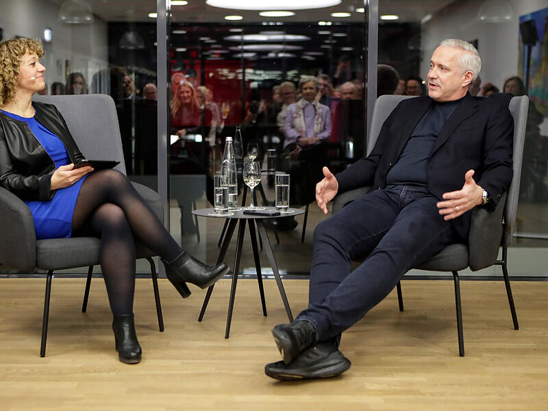 Der Zwei-Sterne-Koch Alexander Herrmann aus Wirsberg war in der ersten Live-Aufzeichnung des Interview-Podcasts "Fr&auml;nkischer Talk" bei Andrea Pauly zu Gast. Die Aufzeichnung fand vor ausverkauftem Saal in der Mediengruppe Oberfranken in Bamberg statt.