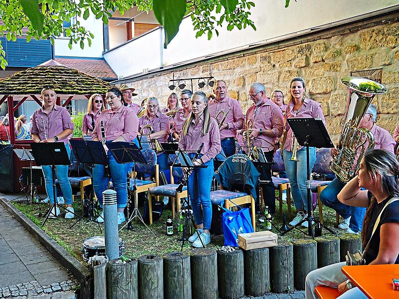 Die Blaskapelle spielt im Pfarrgarten von St. Martin auf, der etwas versteckt liegt.Raimund Glenz Die Blaskapelle spielt im Pfarrgarten von St. Martin auf, der etwas versteckt liegt.Raimund Glenz