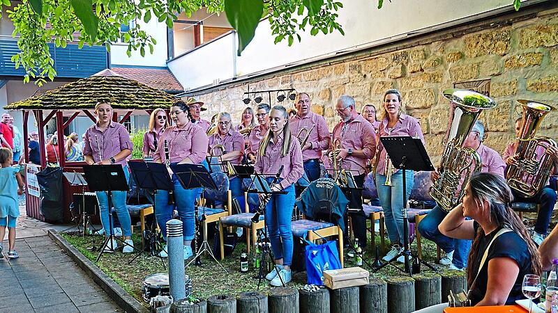 Die Blaskapelle spielt im Pfarrgarten von St. Martin auf, der etwas versteckt liegt.Raimund Glenz Die Blaskapelle spielt im Pfarrgarten von St. Martin auf, der etwas versteckt liegt.Raimund Glenz