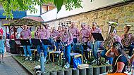Die Blaskapelle spielt im Pfarrgarten von St. Martin auf, der etwas versteckt liegt.Raimund Glenz
