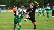 Mit einer gewagten Aktion versucht der Stockheimer Vincent Weber (r.)  noch vor Leon Jakob vom Friesen an den Ball zu kommen. Am 2. Spieltag setzte sich Friesen im  Bezirksliga-Derby mit 1:0 durch, nun kommt es zur Neuauflage.