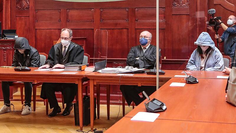 Die beiden Angeklagten  mit ihren Verteidigern Hilmar Lampert (links) und Wolfgang Schwemmer