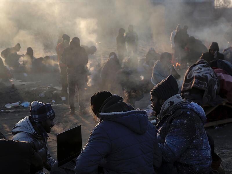 Flüchtlinge, die vor derm russischen Angriff auf die Ukraine geflohen sind, versuchen sich am polnischen Grenzübergang Medyka warm zu halten. Den ganzen Tag über bringen Züge und Busse Menschen, die aus der Ukraine fliehen, in die Sicherheit polnischer Grenzstädte. Sie transportieren nicht nur Ukrainer, die aus ihrer angegriffenen Heimat fliehen, sondern auch eine große Zahl anderer Menschen, die die Ukraine zu ihrer Heimat gemacht hatten und deren Schicksal nun ebenfalls ungewiss ist.