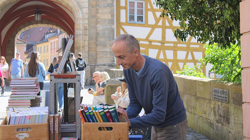 Robert Lorang hat bereits 1989 als Student ein Antiquariat in der Bamberger Fleischstraße eröffnet. Seit einigen Jahren pilgern die Kunden zur Oberen Brücke.