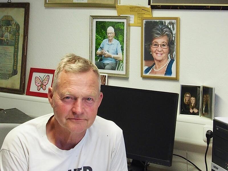Voller Stolz und Dankbarkeit sitzt Joachim Bindrum vor den Fotos seiner Eltern im Büro, in Erinnerung an die gemeinsame Zeit.