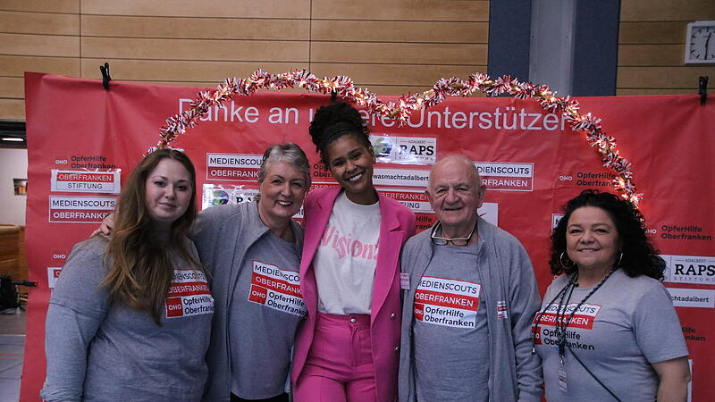 Zusammen setzen sich Lijana Kaggwa und die Mitglieder der Opferhilfe Oberfranken f&uuml;r Menschen ein, die Hass und Mobbing erleben. Von links nach rechts: Olena Ovcharenko, Susanne Werner, Lijana Kaggwa, Alfons Hrubesch, Carmen Joppich.