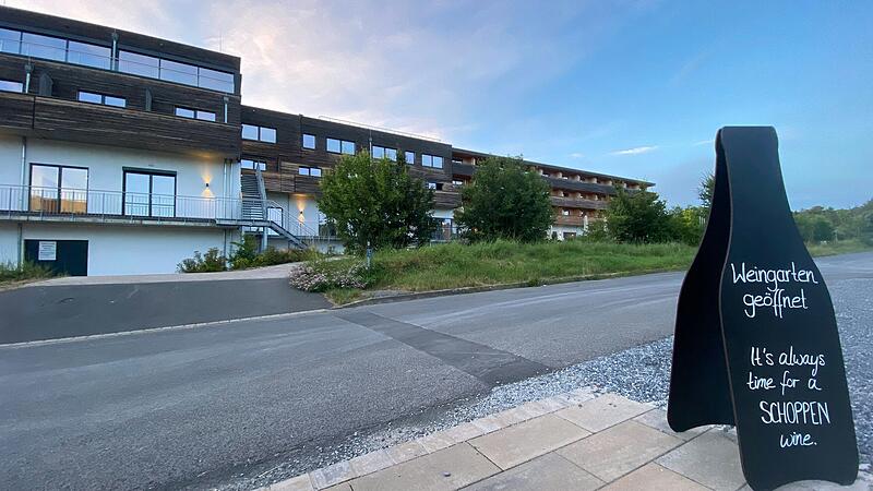Fünf Ferienwohnungen entstehen im westlichen Teil (links im Bild) des Volkacher "Sonnenhotel Weingut Römmert". Der Volkacher Bauausschuss machte dafür den Weg frei. Fünf Ferienwohnungen entstehen im westlichen Teil (links im Bild) des Volkacher "Sonnenhotel Weingut Römmert". Der Volkacher Bauausschuss machte dafür den Weg frei.