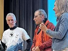 Der neue Besitzer des signierten Brasilien-Laufshirts mit Sylvia B&uuml;ttner und Hubert Karl (links).