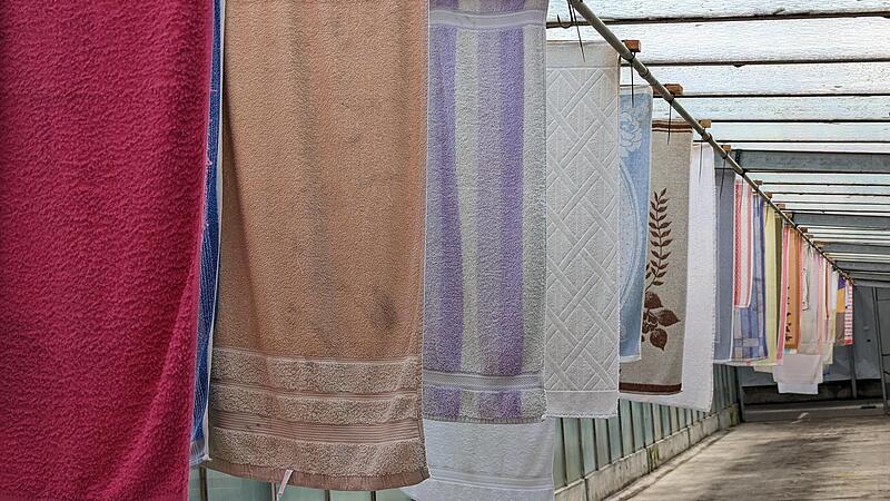 Besucher sollten &bdquo;durch die Lappen gegangen&ldquo; sein, durch die begehbare Raumskulptur in der Klimakammer, von Dierk Berthel und Maria Boldt.