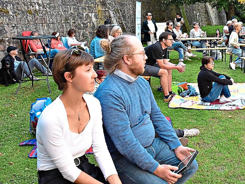 Die Wiese im Schie&szlig;graben f&uuml;llte sich im Lauf des Abends immer mehr.Uschi Prawitz