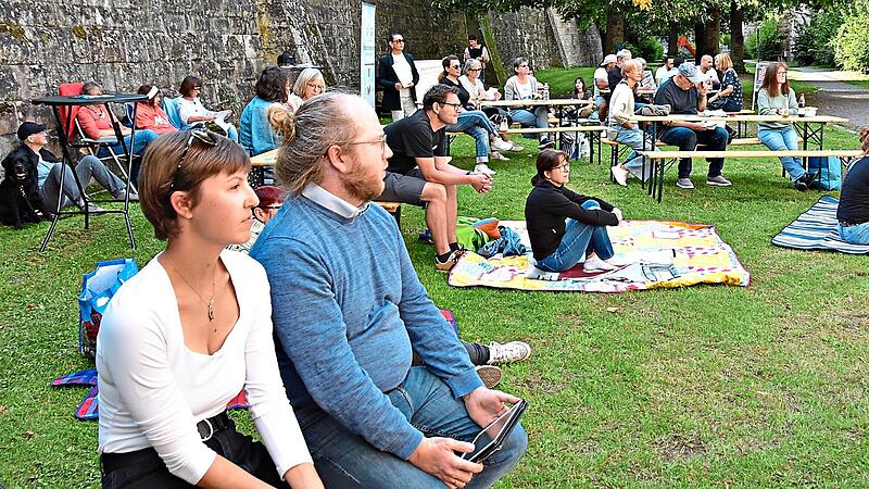Die Wiese im Schie&szlig;graben f&uuml;llte sich im Lauf des Abends immer mehr.Uschi Prawitz