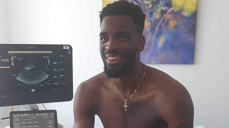 EJ Onu freut sich &uuml;ber das Ultraschallbild seines Herzens, das er beim Medizincheck der Bamberg Baskets bekommt.