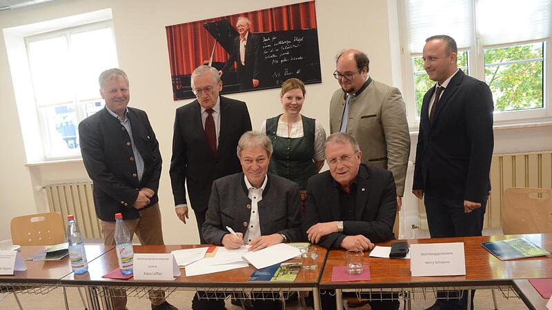 Sie freuen sich über die Unterzeichnung der Kooperationsvereinbarung: Vorne Landrat Klaus Löffler und Bezirkstagspräsident Henry Schramm. Hinten von links, Geschäftsführer Landesverein für Heimatpflege, Dr. Rudolf Neumaier, 2.Vorsitzender der Bezi...