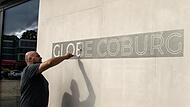 Christian Reul, Mitarbeiter einer Werbefirma aus Lichtenfels, montiert den Schriftzug „Globe Coburg“ kurz vor der offiziellen Eröffnung.
