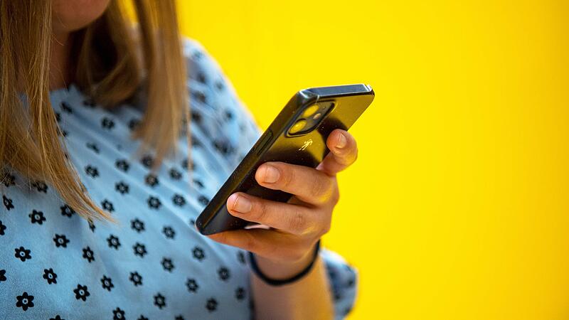 Eine Frau mit Smartphone Eine Frau mit Smartphone