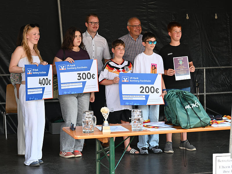 Am Sonntag des Altstadtfests in Ebermannstadt ehrte Landrat Hanng&ouml;rg Zimmermann  (Dritter von rechts) die Sieger des Stadtradelns.