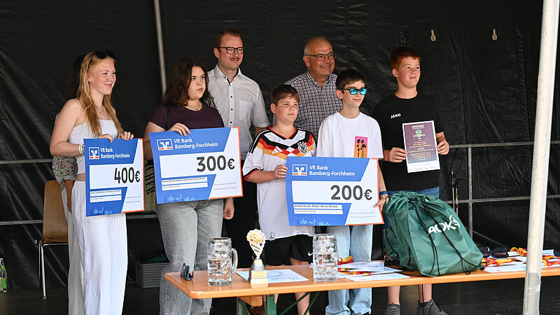 Am Sonntag des Altstadtfests in Ebermannstadt ehrte Landrat Hanng&ouml;rg Zimmermann  (Dritter von rechts) die Sieger des Stadtradelns.