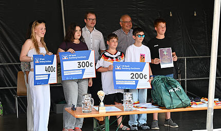 Am Sonntag des Altstadtfests in Ebermannstadt ehrte Landrat Hanng&ouml;rg Zimmermann  (Dritter von rechts) die Sieger des Stadtradelns.