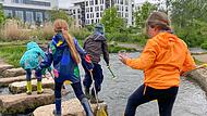 Mit Kescher und Lupe den Lebensraum Wasser erkunden Kinder in einem Ferienkurs von Stadtjugendamt und Umweltstation Lias-Grube. Mit Kescher und Lupe den Lebensraum Wasser erkunden Kinder in einem Ferienkurs von Stadtjugendamt und Umweltstation Lias-Grube.