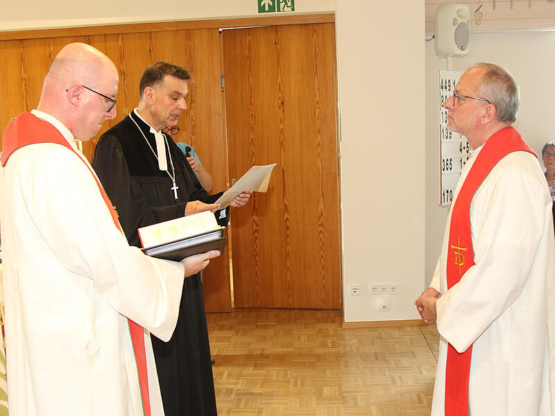 Dekan Stefan Kirchberg (rechts) f&uuml;hrte Matthias Ernst als Gemeindediakon in sein Amt ein.