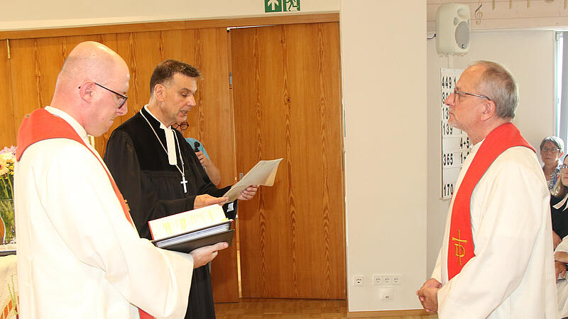 Dekan Stefan Kirchberg (rechts) f&uuml;hrte Matthias Ernst als Gemeindediakon in sein Amt ein.