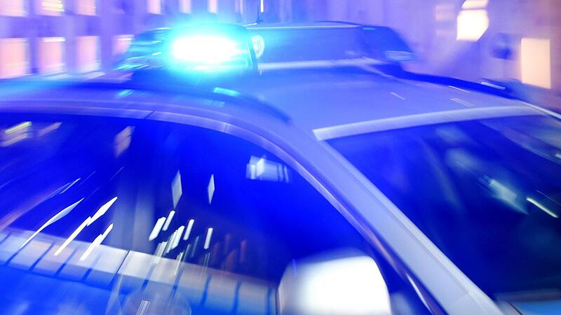 Ein Polizeiauto mit Blaulicht.