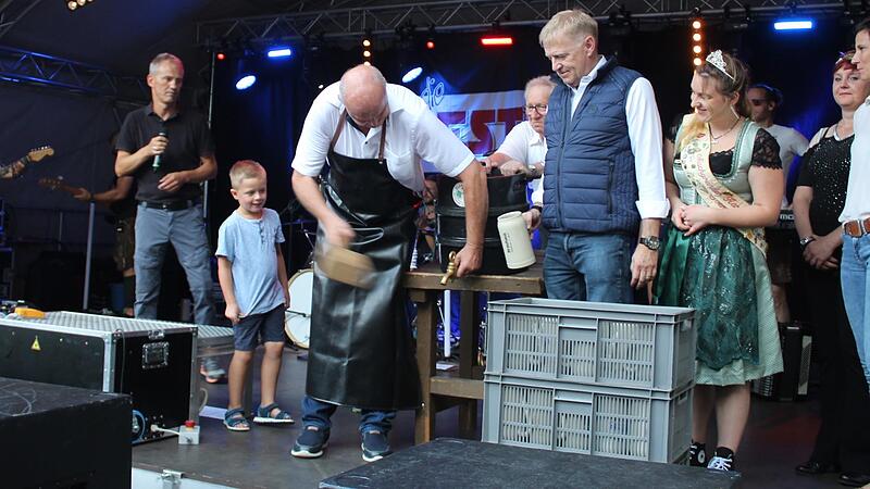 B&uuml;rgermeister Gerald Brehm brauchte nur einen einzigen kr&auml;ftigen Schlag, um das Bierfass anzuzapfen.