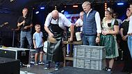 Bürgermeister Gerald Brehm brauchte nur einen einzigen kräftigen Schlag, um das Bierfass anzuzapfen.