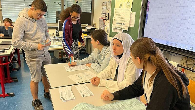Bei der Stimmabgabe im Klassenzimmer der 9Ma (von links):  Enrico Alonso, Erika Rada, Lora Krasimirova Popva, Valentina Haffner und Klaudia Nukaj.