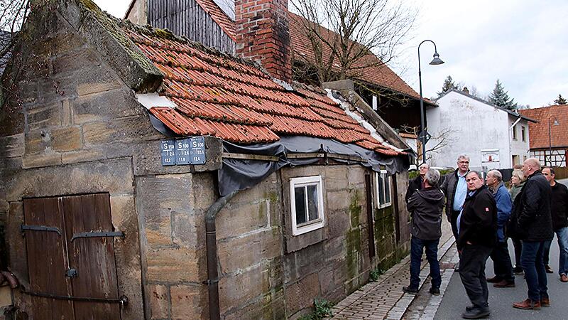 Stark l&auml;diert wurde das alte Backhaus an der Dorfstra&szlig;e in Gleusdorf bei einem Verkehrsunfall.