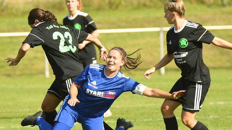 Nach der Führung mussten sich die Schwabthalerinnen dem TuS Bad Aibling beugen. Hier geht die SSV-Kapitänin Lisa Kestler (Mitte) gegen die Aiblingerinnen Raffael Tieni (links) und Verena Rechberger in die Knie.